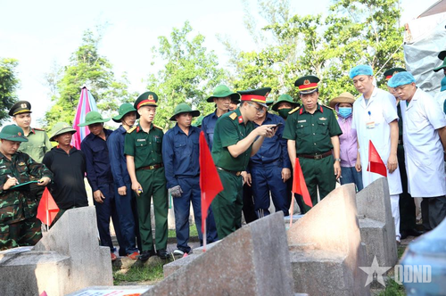 Tại các phần mộ chưa xác định được thông tin, cán bộ thuộc Tổ lấy mẫu, số hóa thông tin tiến hành cập nhật dữ liệu ngay tại hiện trường.