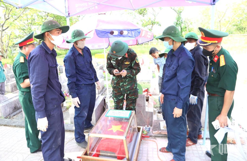 Sau khi được đưa lên khỏi phần mộ, hài cốt liệt sĩ được phủ quân kỳ, đặt trong tủ kính chuyên dụng và bảo quản một cách thận trọng, trang nghiêm. 