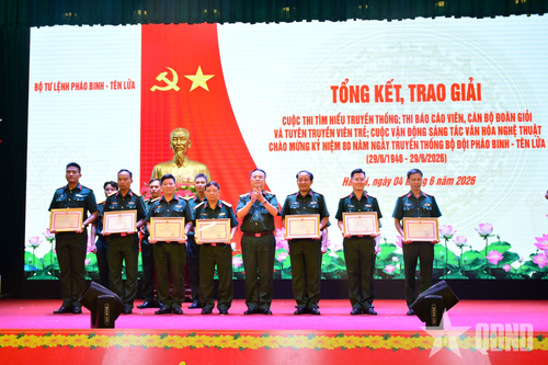 Lãnh đạo Bộ tư lệnh Pháo binh-Tên lửa trao bằng khen tặng các đội thi đoạt giải cao.