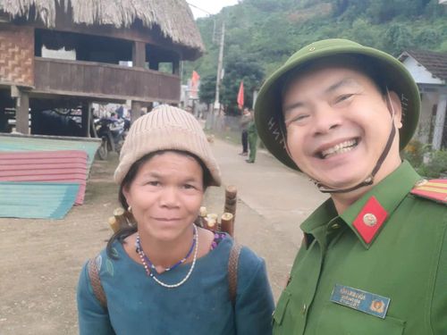 Trung tá Hồng Minh Hiển bên người chị Cơ Tu.