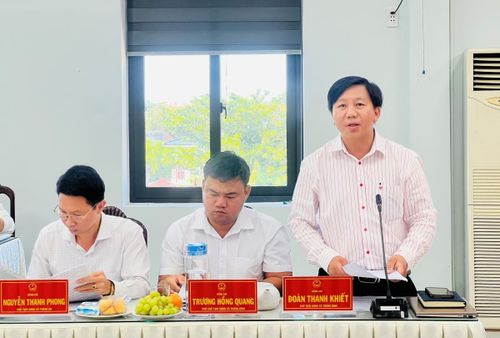Ông Đoàn Thanh Khiết – Chủ tịch UBND xã Thăng Bình báo cáo.