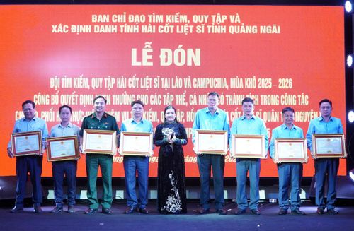 Bà Y Ngọc, Phó Chủ tịch Thường trực UBND tỉnh Quảng Ngãi tặng bằng khen cho các cá nhân. Ảnh: VÂN TUYỀN