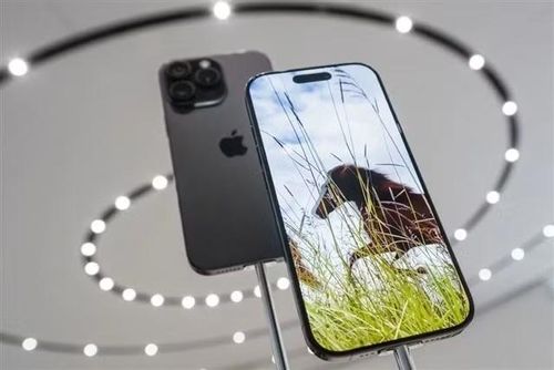 Sau thành công của iPhone X, Apple tiếp tục mở rộng công nghệ OLED lên toàn bộ dòng sản phẩm từ iPhone 12, đồng thời từng bước đưa các tính năng cao cấp như ProMotion 120Hz, LTPO OLED hay Always-On Display đến với người dùng, tạo nên lợi thế cạnh tranh lớn trong phân khúc smartphone cao cấp.