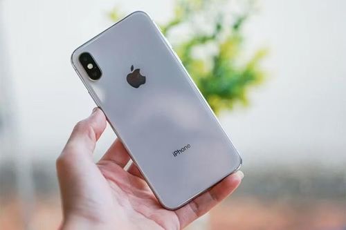 Cột mốc quan trọng nhất diễn ra vào năm 2017 khi Apple ra mắt iPhone X, chiếc iPhone đầu tiên sử dụng màn hình OLED, và thời điểm đó Samsung Display gần như là doanh nghiệp duy nhất đủ khả năng sản xuất tấm nền OLED dẻo đáp ứng những tiêu chuẩn kỹ thuật khắt khe mà Apple đặt ra.