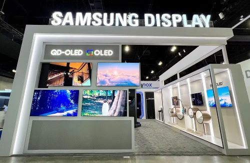 Điều đáng chú ý là nhiều thời điểm Apple còn được Samsung Display ưu tiên cung cấp thế hệ vật liệu OLED mới nhất trước cả bộ phận Samsung Mobile, khiến một số mẫu iPhone sở hữu công nghệ màn hình tiên tiến hơn những chiếc Galaxy flagship cùng thời điểm ra mắt.