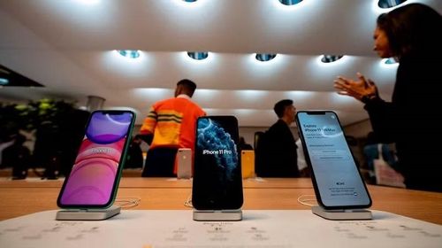 Theo các đơn vị nghiên cứu thị trường, Samsung Display hiện vẫn nắm phần lớn đơn hàng OLED dành cho iPhone với hàng chục triệu tấm nền mỗi năm, mang về nguồn doanh thu khổng lồ và trở thành một trong những mối quan hệ hợp tác công nghệ có giá trị nhất ngành công nghiệp điện tử tiêu dùng toàn cầu.