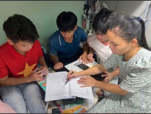 Cô Trần Thị Ngát hướng dẫn các em học sinh ôn thi tại phòng ký túc xá trong đêm.
