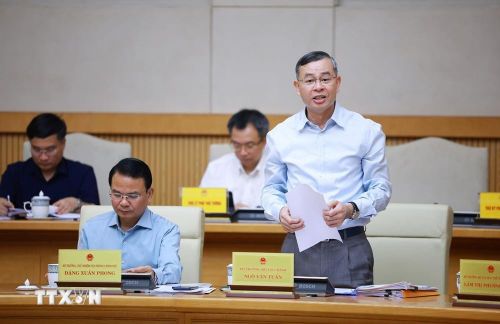 Bộ trưởng Bộ Tài chính Ngô Văn Tuấn báo cáo tình hình kinh tế - xã hội tháng 5 và 5 tháng đầu năm 2026. Ảnh: TTXVN