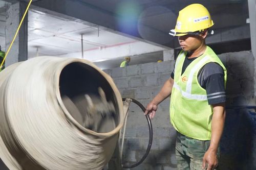 Công nhân miệt mài hoàn thiện từng hạng mục để sớm đưa các ngôi trường vào sử dụng. Ảnh: Nguyễn Ngọc
