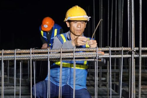 Các công nhân làm việc tại công trình Trường Phổ thông Nội trú liên cấp Tiểu học - THCS Sa Loong. Ảnh: Nguyễn Ngọc