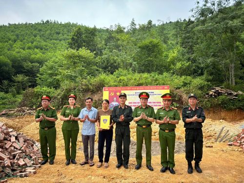Bộ tư lệnh Cảnh sát cơ động - Bộ Công an trao hỗ trợ 150 triệu đồng cho gia đình chiến sĩ Triệu Nho Chiến.