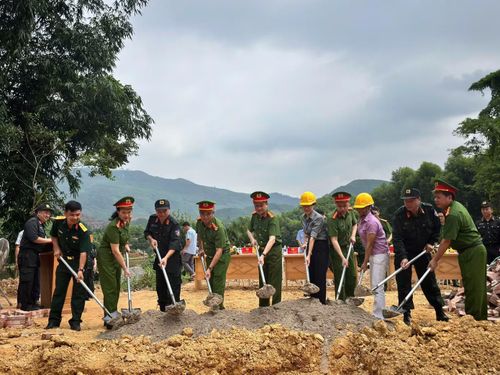 Ngoài trao quà hỗ trợ, hàng trăm ngày công xây dựng nhà đồng đội sẽ do các chiến sĩ thuộc Bộ tư lệnh CSCĐ đảm nhiệm xây dựng.