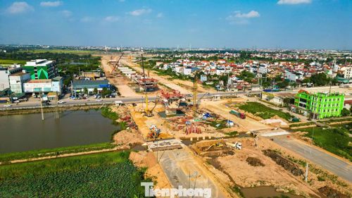 Ghi nhận tại công trường Vành đai 4 qua huyện Thường Tín (cũ), các mũi thi công đang được triển khai đồng thời trên nhiều hạng mục. Sau giai đoạn giải phóng mặt bằng và xử lý nền đất yếu, khu vực thi công hiện được bố trí nhiều thiết bị cơ giới phục vụ các hạng mục xây dựng. Đơn vị thi công cho biết: “Đã tổ chức thi công từ 6h sáng đến khoảng 10h trưa, nghỉ tránh nắng vào giữa ngày rồi tiếp tục làm việc vào ca chiều và ca đêm nhằm hạn chế ảnh hưởng của thời tiết nắng nóng tới sức khỏe người lao động”.