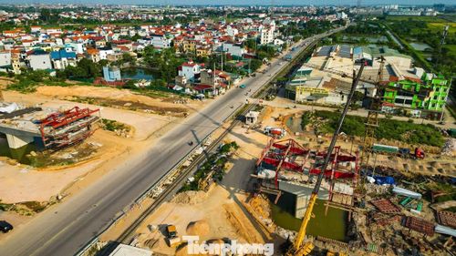 Tại đây, tuyến cao tốc vành đai 4 sẽ đi trên cao, cắt ngang quốc lộ 1A bằng hệ thống cầu vượt quy mô lớn. Song song, hệ thống đường gom, đường công vụ ... cũng được đồng loạt triển khai.