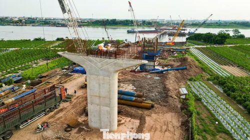 Trong điều kiện thời tiết nắng nóng đầu tháng 6, công trường cầu Mễ Sở vẫn duy trì 8 mũi thi công nhằm bảo đảm tiến độ các hạng mục.
