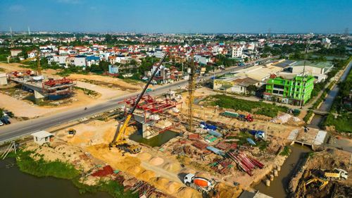 Để thích ứng với thời tiết khắc nghiệt, các nhà thầu đã linh hoạt điều chỉnh thời gian làm việc, tăng cường thi công vào sáng sớm và ban đêm.