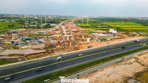 Các hạng mục phần móng và kết cấu phần dưới đang được ưu tiên triển khai nhằm bảo đảm tiến độ thi công cầu vượt sông Hồng thuộc Dự án Vành đai 4 - Vùng Thủ đô Hà Nội.