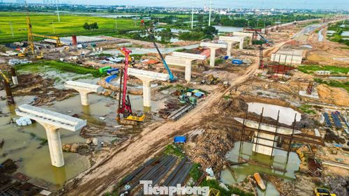 Hơn 400 kỹ sư, công nhân cùng trên 100 thiết bị, máy móc được huy động để thi công các hạng mục trọng điểm trước mùa mưa lũ năm 2026.