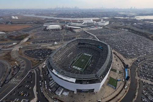 Trận chung kết 'World Cup 2026' sẽ diễn ra vào ngày 19/7 tại sân vận động MetLife, nằm ở New Jersey, thuộc khu vực đô thị New York. Với sức chứa hơn 80.000 khán giả, địa điểm hiện đại này sẽ là nơi đăng quang của nhà vô địch thế giới mới. Cơ sở hạ tầng đẳng cấp thế giới, khả năng kết nối và kinh nghiệm tổ chức các sự kiện lớn là những yếu tố quyết định trong quyết định của FIFA khi chọn nơi đây làm địa điểm cho trận đấu quan trọng nhất của giải đấu. Sự mong chờ là vô cùng lớn. Không chỉ đội bóng xuất sắc nhất hành tinh sẽ được đăng quang, mà trận chung kết còn là một kết thúc xứng đáng cho một kỳ 'World Cup' hướng đến mục tiêu trở thành giải đấu được xem và tham dự nhiều nhất trong lịch sử.
