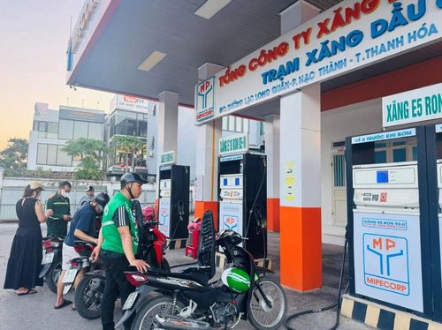 Tại Thanh Hóa, cùng với việc bảo đảm nguồn cung ổn định, lực lượng quản lý thị trường đang tăng cường các biện pháp kiểm tra, giám sát nhằm ngăn chặn các hành vi vi phạm trong kinh doanh xăng dầu.