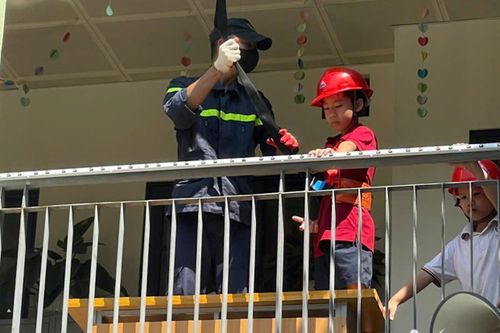 Học sinh trải nghiệm kỹ năng thoát hiểm khi gặp sự cố cháy. Ảnh: VietNamNet