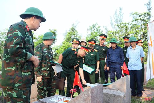 Ban Chỉ đạo 515 tỉnh tiến hành lấy mẫu tại Nghĩa trang Liệt sĩ Can Lộc (xã Can Lộc).