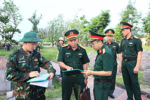 Các cán bộ thực hiện nhiệm vụ số hóa hồ sơ trao đổi thông tin, góp phần nâng cao hiệu quả quản lý, lưu trữ và kết nối dữ liệu phục vụ công tác tri ân liệt sĩ.