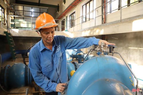 Công nhân Nhà máy nước Bộc Nguyên theo dõi, vận hành hệ thống trạm bơm cấp nước.