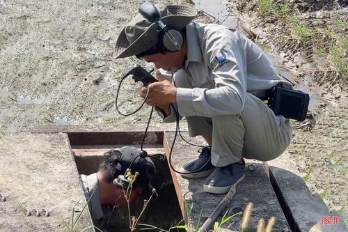 Công ty CP Cấp nước Hà Tĩnh đã mời chuyên gia kiểm tra, tìm nguyên nhân sự cố dọc tuyến ống truyền tải từ Nhà máy nước Bộc Nguyên đến trạm tăng áp Đại Nài.