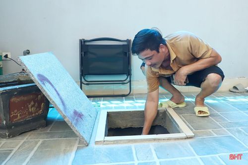 Anh La Văn Tài (tổ dân phố Minh Tiến, phường Trần Phú) kiểm tra bể ngầm sau sự cố nước sinh hoạt bị đục.
