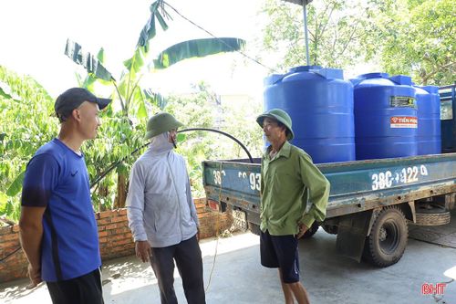 Công ty CP Cấp nước Hà Tĩnh cấp nước bằng xe bồn cho khu vực thiếu nước.