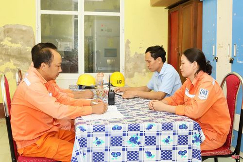  Ca trực của tôi thường bắt đầu từ 7 giờ sáng. Trước khi nhận nhiệm vụ, kíp trực tiến hành họp giao ca để cập nhật tình hình vận hành của các tổ máy, hệ thống thiết bị, các thông số kỹ thuật và những nội dung cần lưu ý trong ca làm việc. Đây là bước quan trọng giúp công nhân vận hành nắm bắt đầy đủ hiện trạng thiết bị, đảm bảo quá trình sản xuất điện diễn ra liên tục, an toàn và hiệu quả. 