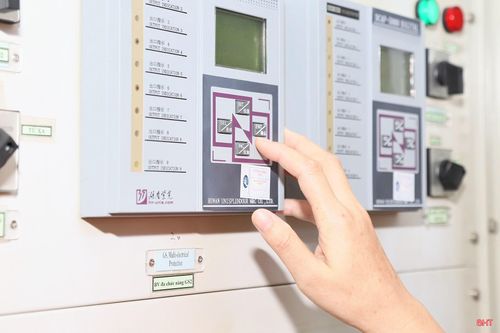 Hàng nghìn nút bấm, lệnh điều khiển với chức năng và ý nghĩa khác nhau đòi hỏi sự chính xác tuyệt đối. Mỗi khi thực hiện thao tác, tôi luôn tập trung cao độ, kiểm tra kỹ từng thông số trước khi đưa ra lệnh điều khiển, bởi chỉ một sai sót nhỏ cũng có thể làm thay đổi trạng thái vận hành của thiết bị.
