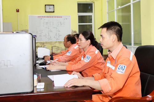 Trong ca trực, phần lớn thời gian của tôi ở phòng điều khiển trung tâm. Tại đây, hệ thống màn hình hiển thị hàng loạt thông số vận hành của tua-bin, máy phát và các thiết bị phụ trợ. Với công nhân vận hành, mỗi con số trên màn hình không đơn thuần là dữ liệu kỹ thuật mà còn phản ánh trạng thái an toàn của hệ thống.