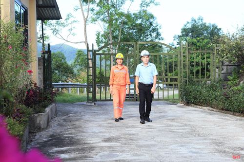 Trong ca trực, ngoài việc theo dõi, vận hành hệ thống tại phòng điều khiển trung tâm, tôi cũng thường xuyên cùng lãnh đạo nhà máy kiểm tra hiện trường, đặc biệt là khu vực đập đầu mối và các hạng mục công trình trọng yếu. Đồng hành cùng tôi hôm nay là anh Nguyễn Bá Tuấn – Phó Giám đốc Nhà máy Thủy điện Hố Hô.