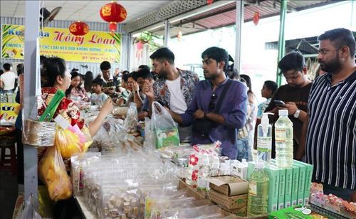 Du khách mua sắm các đặc sản địa phương tại điểm du lịch cồn Thới Sơn, phường Mỹ Tho, tỉnh Đồng Tháp.