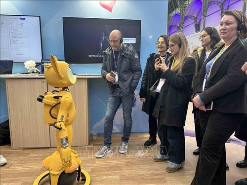 Sản phẩm robot tích hợp AI giao lưu với khách tham quan tại Triển lãm về Trí tuệ nhân tạo, với tên gọi “Adopt AI” (Ứng dụng AI) tại Pháp. Ảnh: Ngọc Hiệp/TTXVN