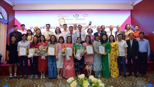 Các tác giải đoạt giải Báo chí viết về du lịch TP. Hồ Chí Minh lần thứ 15 chụp ảnh lưu niệm.