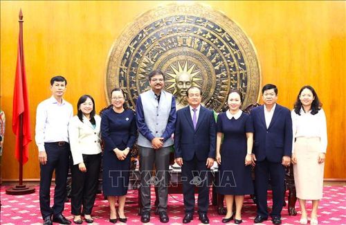 Các đại biểu chụp ảnh lưu niệm.