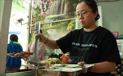 Tình nguyện viên chia suất ăn sẵn sàng phục vụ người bệnh, thân nhân.
