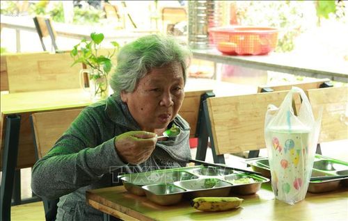 Người bệnh dùng bữa tại Nhà ăn hạnh phúc.