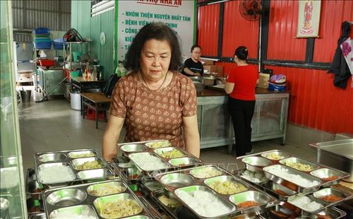 Tình nguyện viên chia suất ăn sẵn sàng phục vụ người bệnh, thân nhân.