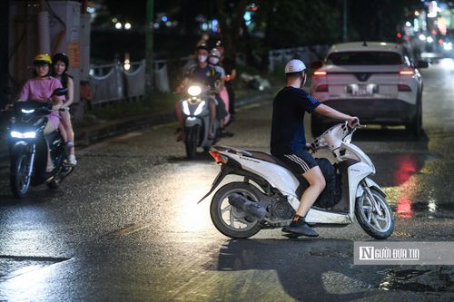 Ngoài các trường hợp chấp hành yêu cầu kiểm tra, quá trình làm nhiệm vụ, lực lượng chức năng cũng ghi nhận một số người có biểu hiện né tránh việc kiểm soát. Trong ảnh là người đàn ông điều khiển xe máy quay đầu khi phát hiện phía trước có lực lượng CSGT.