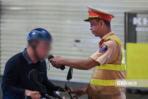 Theo ghi nhận chỉ trong khoảng 30 phút, tổ công tác đã phát hiện nhiều trường hợp tài xế xe máy vi phạm nồng độ cồn.