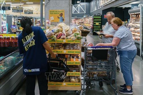 Người dân mua sắm tại siêu thị ở Pháp. Ảnh: AFP/TTXVN