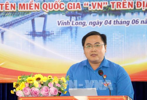 Phó Bí thư Tỉnh đoàn Vĩnh Long Phan Thanh Trẻ phát biểu hưởng ứng phong trào. Ảnh: Lê Thúy Hằng – TTXVN