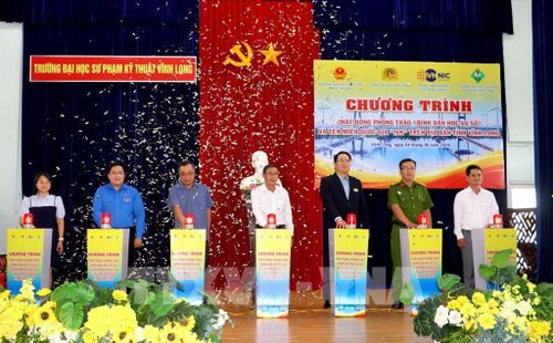 Đại biểu thực hiện nghi thức phát động Phong trào “Bình dân học vụ số” và phát triển tên miền quốc gia “.vn” năm 2026. Ảnh: Lê Thúy Hằng – TTXVN 