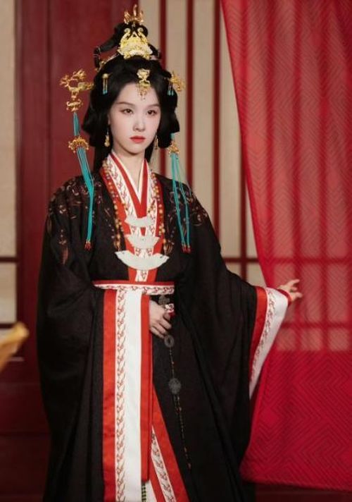 Một trong những điểm đáng chú ý của Kiều Sở là cách xây dựng nhân vật có chiều sâu thay vì thần thánh hóa nữ chính.