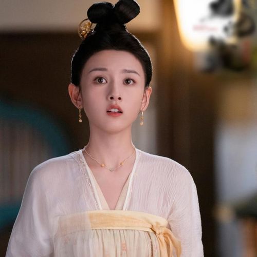 Vị trí thứ 4 thuộc về Tống Tổ Nhi với Vô Ưu Độ, đạt 7,6 điểm Douban. Năm 2025, nữ diễn viên liên tiếp gây chú ý với hai phim cổ trang là Vô Ưu Độ và Khom Lưng, trong đó Vô Ưu Độ được đánh giá cao hơn về mặt danh tiếng. Bộ phim quy tụ đạo diễn Lâm Ngọc Phân, nổi bật với không khí chí quái đậm màu sắc phương Đông cùng phản ứng hóa học ấn tượng giữa Nhậm Gia Luân và Tống Tổ Nhi. Bên cạnh đó, diễn xuất và tạo hình cổ trang của Tống Tổ Nhi tiếp tục nhận nhiều lời khen, giúp cô được xem là một trong những ứng viên sáng giá của thế hệ diễn viên 95 hậu.