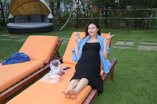 Thúy Diễm trong chuyến du lịch cùng gia đình.